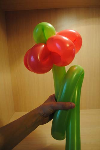 Сгибаем и перекручиваем стебель цветка из воздушного шара